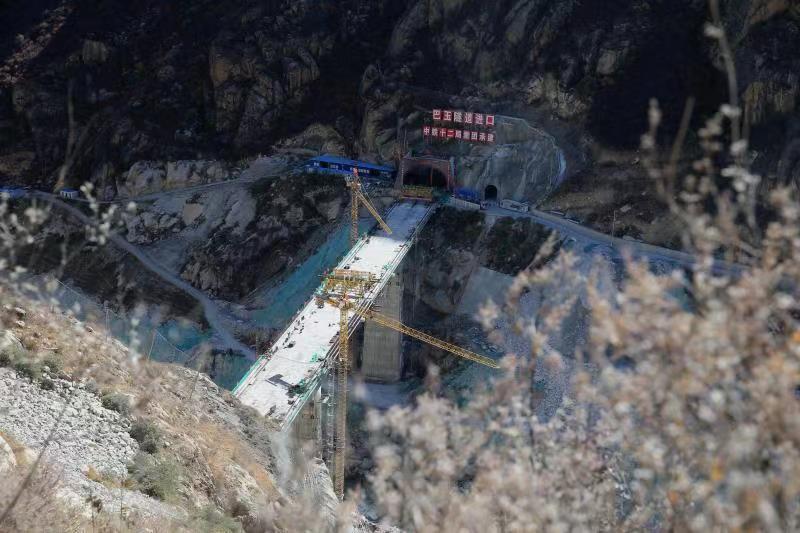 川藏铁路丨拉林段跨度最大的三线钢结构--巴玉大桥成功合龙