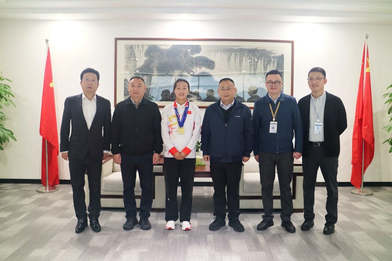 什邡市教体局领导莅临我校看望慰问全国定向锦标赛获奖教师并检查指导校园安全稳定工作